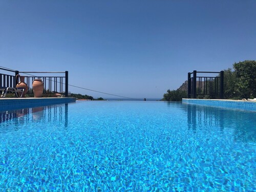 BBQ + Outdoor Kitchen ★ Sea View ★ Private pool