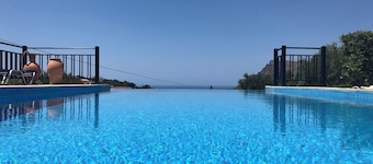 BBQ + Outdoor Kitchen ★ Sea View ★ Private pool