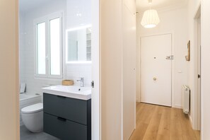 Kylpyamme, hiustenkuivaaja, pyyhkeet