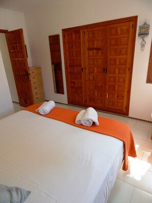 2 عدّة غرف نوم ومكواة/لوح كي وخدمة الإنترنت وملاءات أسرّة