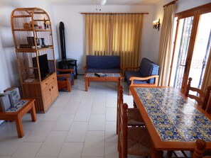 TV, fireplace, DVD player, books - Villa with pool, beautiful views over Orba and its mountains (Orba)