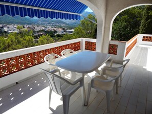 Outdoor dining - Villa with pool, beautiful views over Orba and its mountains (Orba)