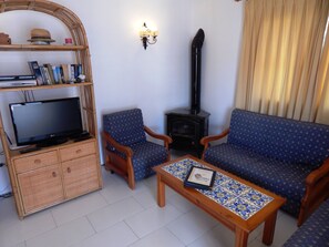 TV, fireplace, DVD player, books - Villa with pool, beautiful views over Orba and its mountains (Orba)