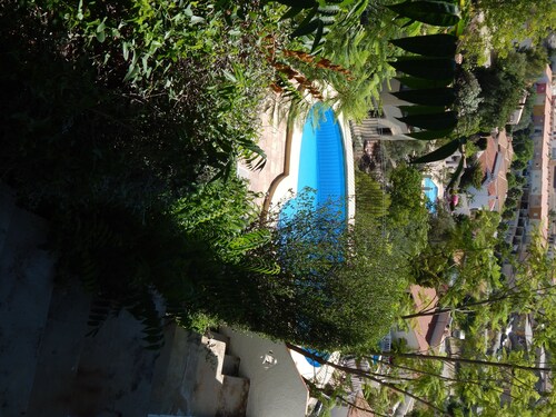 Villa mit Pool, herrlichem Blick über Orba und seine Berge