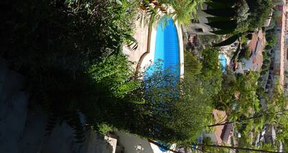 Villa mit Pool, herrlichem Blick über Orba und seine Berge