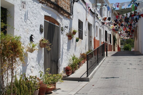 المنطقة المحيطة بالمنشأة