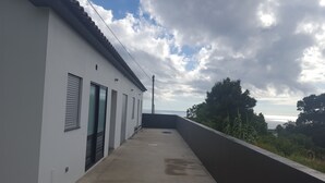 Un bâtiment doté d’un toit plat et d’un long balcon étroit.