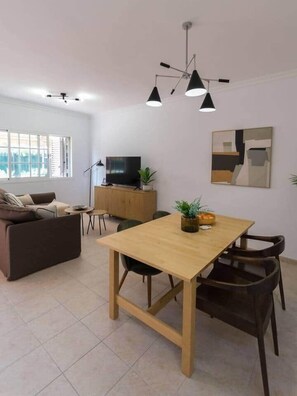 Tv, ett bordtennisbord och böcker