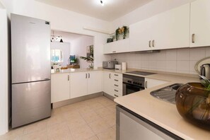 Frigorífico, microondas, horno y placa de cocina