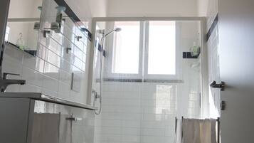 Een douche, een bidet, handdoeken, zeep