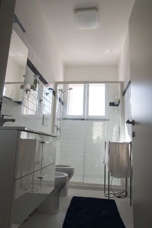 Douche, bidet, serviettes fournies, savon