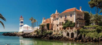 Peaceful family retreat by the pool, only minutes away from the beach