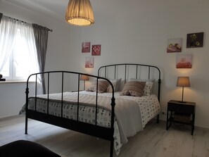 2 bedrooms, iron/ironing board, travel cot, free WiFi