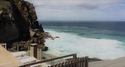 Peaceful family retreat by the pool, only minutes away from the beach