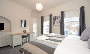 Holgate Premier Apartment | 3 bedrooms, in-room safe, iron/ironing board, free WiFi - Holgate Premier Apartment (York)