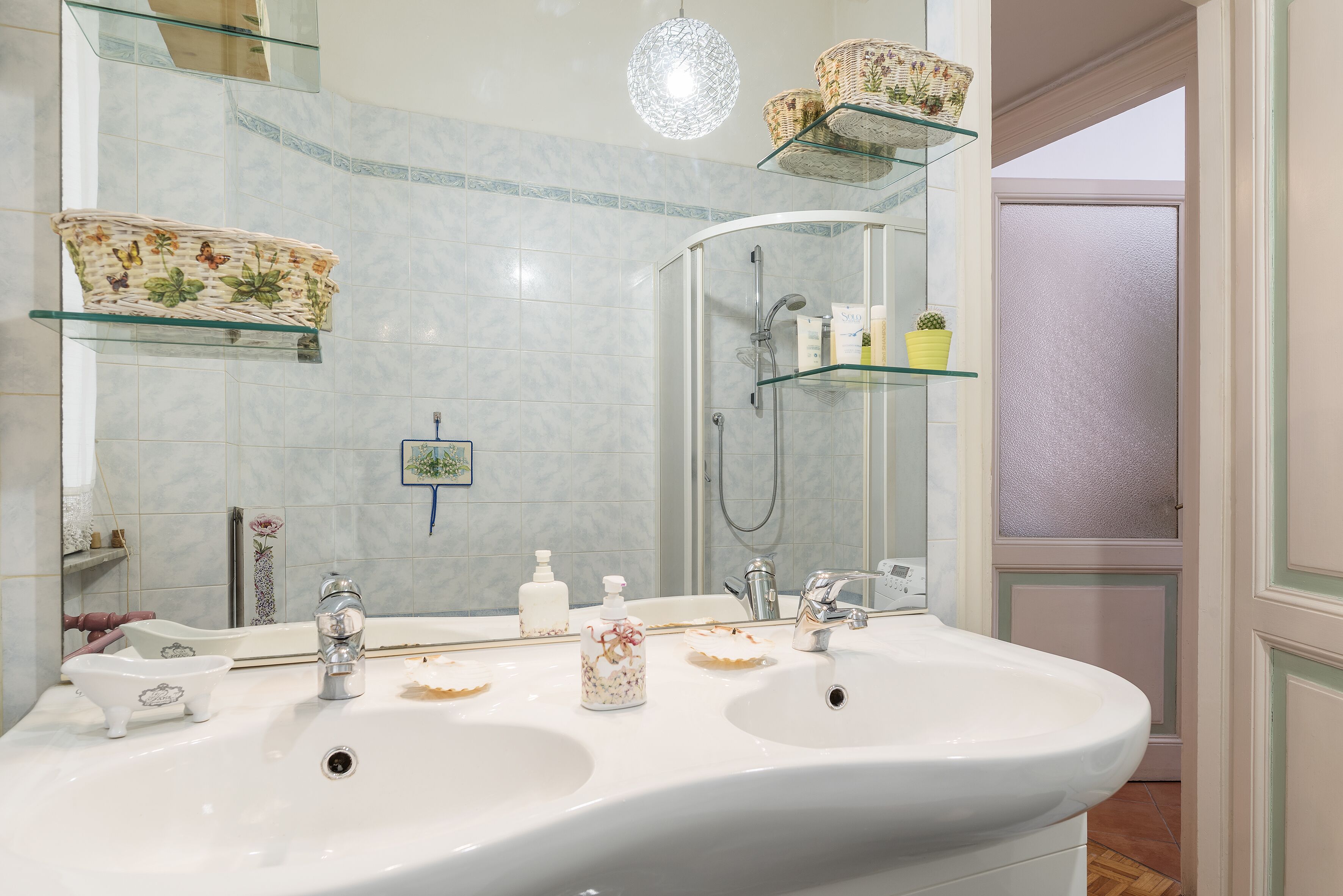 Dusche, Haartrockner, Handtücher, Toilettenpapier