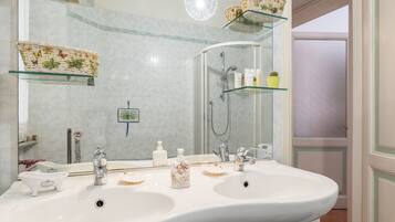 Dusche, Haartrockner, Handtücher, Toilettenpapier