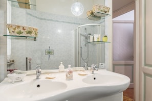 Dusche, Haartrockner, Handtücher, Toilettenpapier