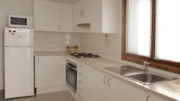 Een koelkast, een magnetron, een oven, een kookplaat