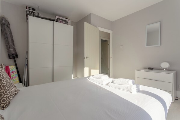 2 dormitorios, tabla de planchar con plancha, wifi y ropa de cama