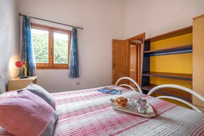 1 chambre, fer et planche à repasser, draps fournis