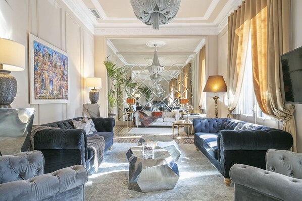 Smart-TV, Bücher, Stereoanlage