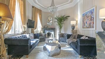 Smart TV, libros y estéreo