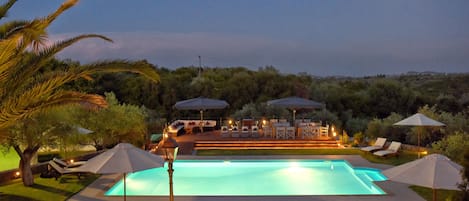 Piscine couverte, piscine extérieure