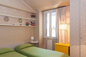 2 bedrooms, WiFi, bed sheets - BEAUTIFUL ROMAN APARTMENT NEXT TO TREVI FOUNTAIN (Roma)