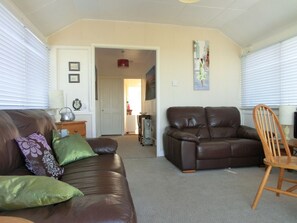 Een televisie, een dvd-speler en een stereo