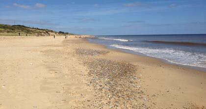 Pet-Friendly, Sea Views, Close to Norfolk Broads, easy access to sandy beach