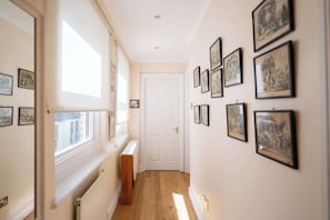 Interior - Brilliantly Located 2BD Flat by Buckingham Palace (London)