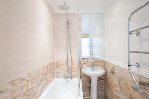 Baignoire, séchoir à cheveux, shampooing