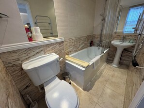 Bathtub, hair dryer, shampoo - Brilliantly Located 2BD Flat by Buckingham Palace (London)