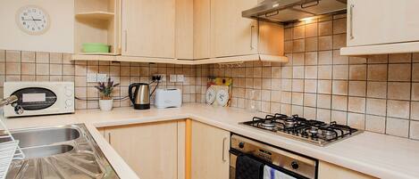 Een koelkast, een magnetron, een oven, een kookplaat