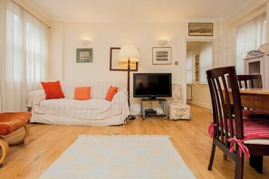 TV, offices - Brilliantly Located 2BD Flat by Buckingham Palace (London)