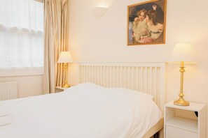 1 bedroom, iron/ironing board, internet, bed sheets - Brilliantly Located 2BD Flat by Buckingham Palace (London)