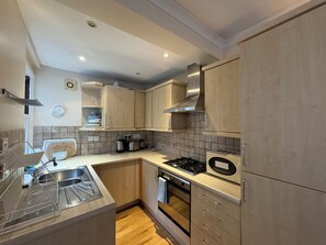 Fridge, microwave, oven, stovetop - Brilliantly Located 2BD Flat by Buckingham Palace (London)