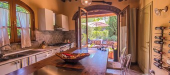 Villa with private pool and fenced garden 50 km from Pisa, Florence, sea.