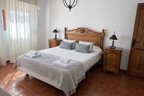 3 bedrooms, in-room safe, iron/ironing board, travel cot