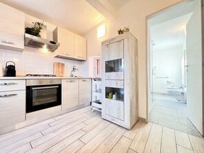 冷蔵庫、電子レンジ、オーブン、コンロ