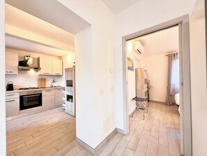 冷蔵庫、電子レンジ、オーブン、コンロ