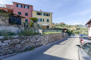 المنطقة المحيطة بالمنشأة