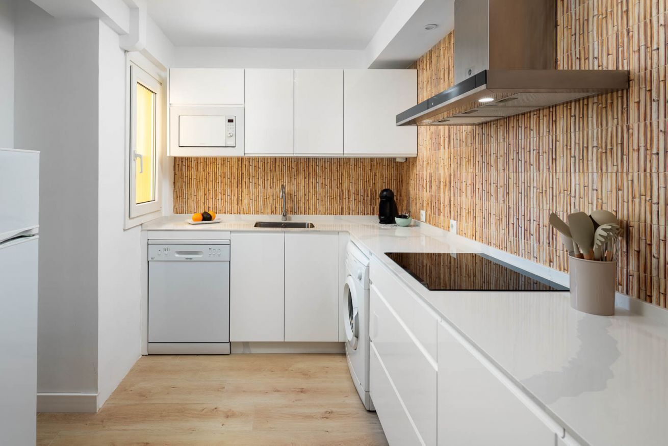 Een koelkast, een magnetron, een kookplaat, een vaatwasser