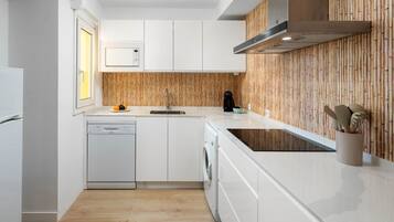 Frigorífico, microondas, placa de cocina y lavavajillas