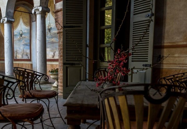 Outdoor dining - Superb period villa with private pool in a relaxing oasis (Monasterolo)