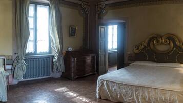 6 bedrooms, travel crib, free WiFi, bed sheets