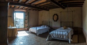 6 bedrooms, travel cot, free WiFi, bed sheets
