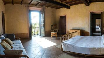 6 bedrooms, travel crib, free WiFi, bed sheets