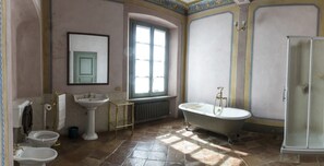 Hair dryer, towels, soap, toilet paper - Superb period villa with private pool in a relaxing oasis                    (Monasterolo)